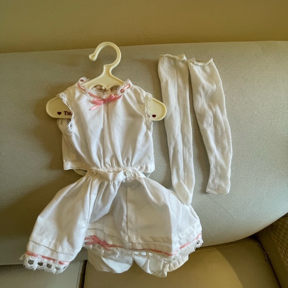 Vintage SAMANTHA DOLL by the Pleasant Company with 8 COMPLETE OUTFITS. - Picture 7 of 16